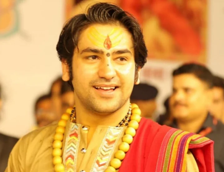 What draws India to holy men and gurus?