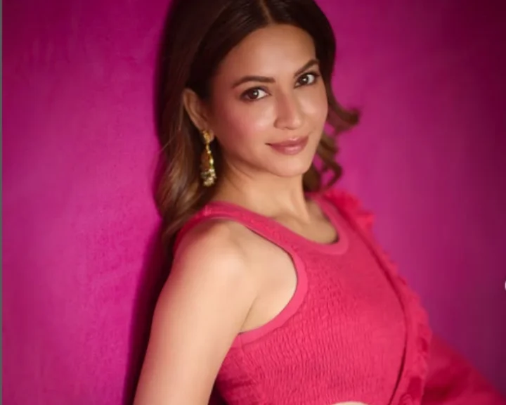 Kriti Kharbanda sizzles in blush pink saree, netizens go gaga