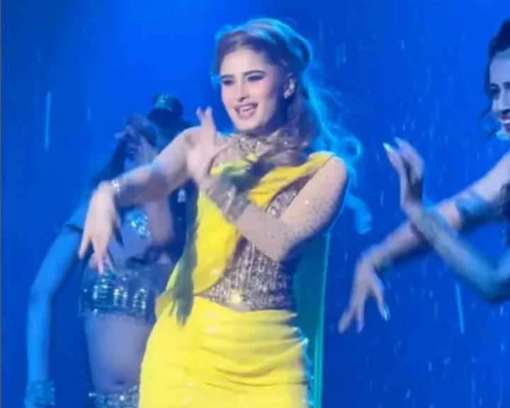 Rasha Thadani sets the stage ablaze with nostalgic rendition of mum Raveena's 'Tip Tip Barsa Pani'