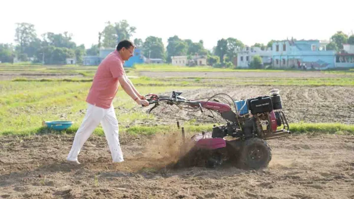 Uttarakhand Chief Minister Dhami Operates Tiller in Field, Promotes Traditional and Organic Farming