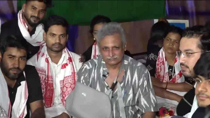 Piyush Mishra Meets Protesting Job Aspirants in Jharkhand, Sings ‘Aarambh Hai Prachand’ (VIDEO)