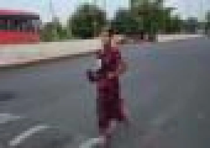 In a Saree and Barefoot, This 47-Year-Old Mother Ran Marathon for Her Daughter’s Fees—and Won Rs.3000