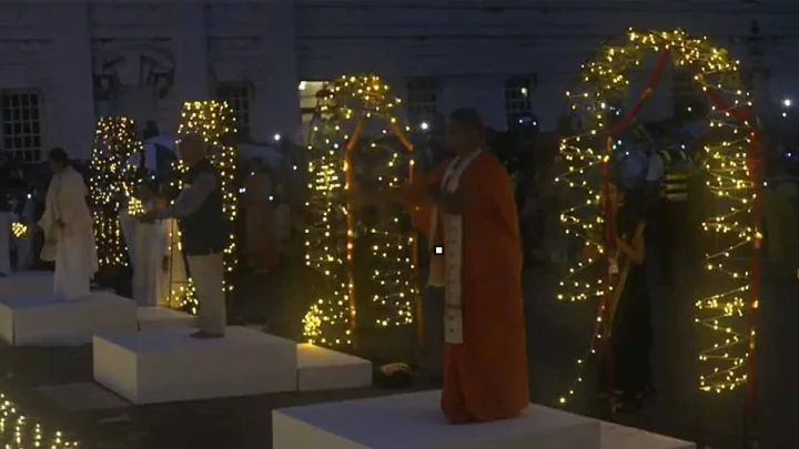 First-Ever Ganga Aarti Held on River Thames in London - WATCH
