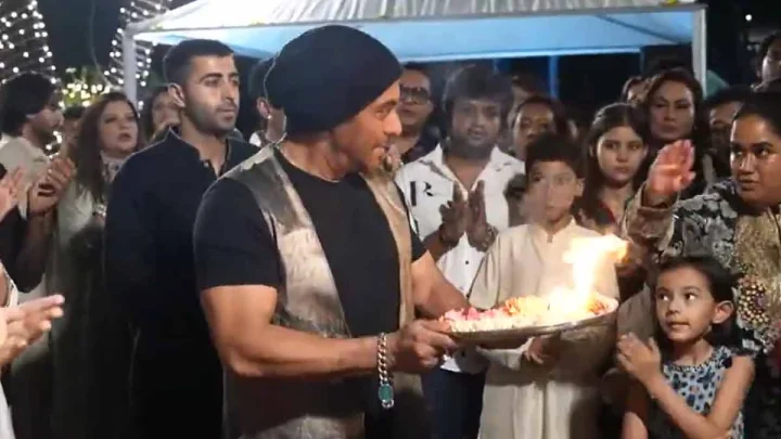 Salman Khan Performs Ganpati Aarti the Wrong Way, Arpita Khan’s Quick Correction Goes Viral - WATCH
