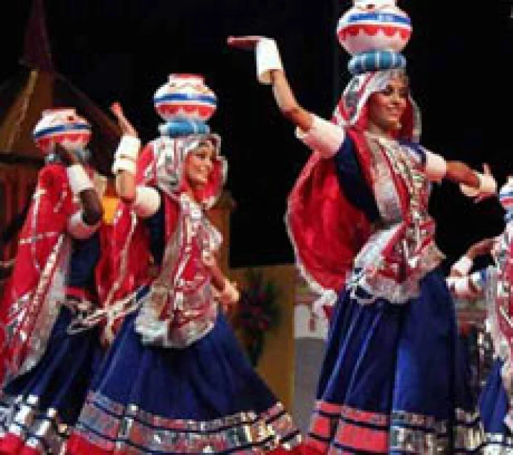 ગુજરાતી રાસ-ગરબા - માથે મટુકડી મહીની ઘોળી
