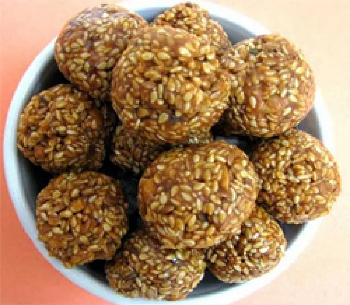 Til Laddu - તલના લાડુ