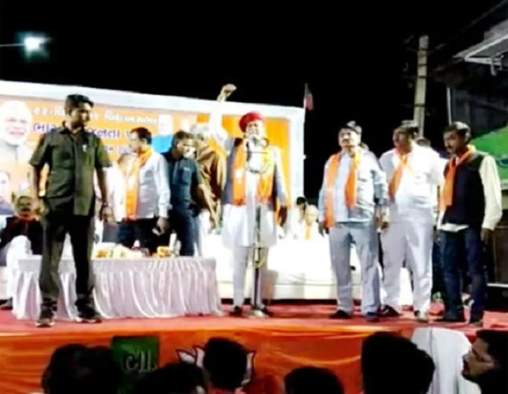 મહેસાણામાંથી મહિલાઓ.  પૂરુષોત્તમ રૂપાલા