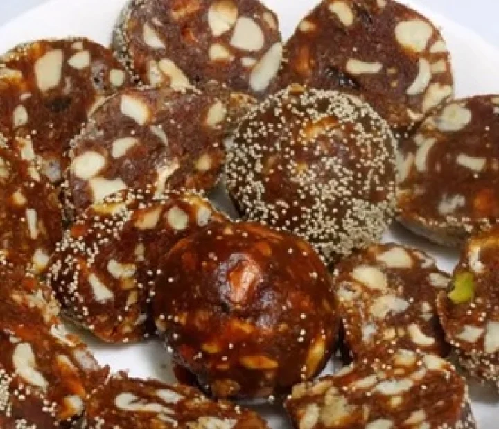 તલ-ખજૂરના લાડુ 