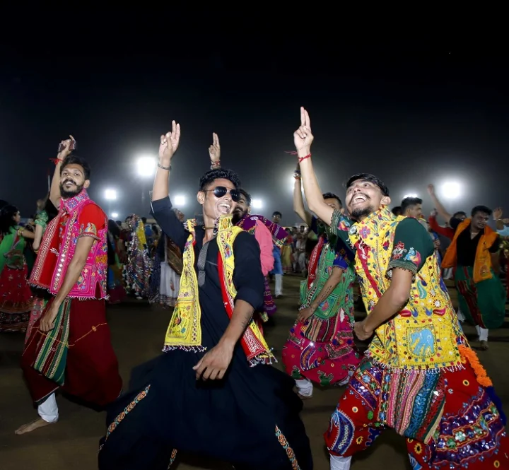 ગરબા રમવા હોય તો વેક્સીનના બંને ડોઝ ફરજીયાત
