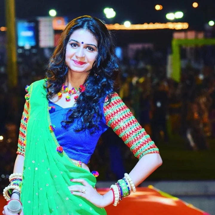 Kinjal daveૢ ચાર ચાર બંગડી વાળી ગાડી' ગીત ગાનાર કિંજલ દવે