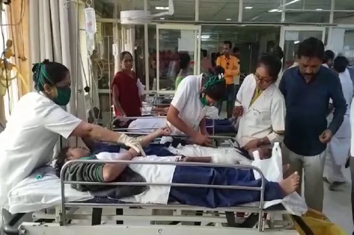 સુરતના કામરેજના ઓરના ગામ નજીક વિદ્યાર્થીઓ ભરેલા ટેમ્પો અચાનક પલટી