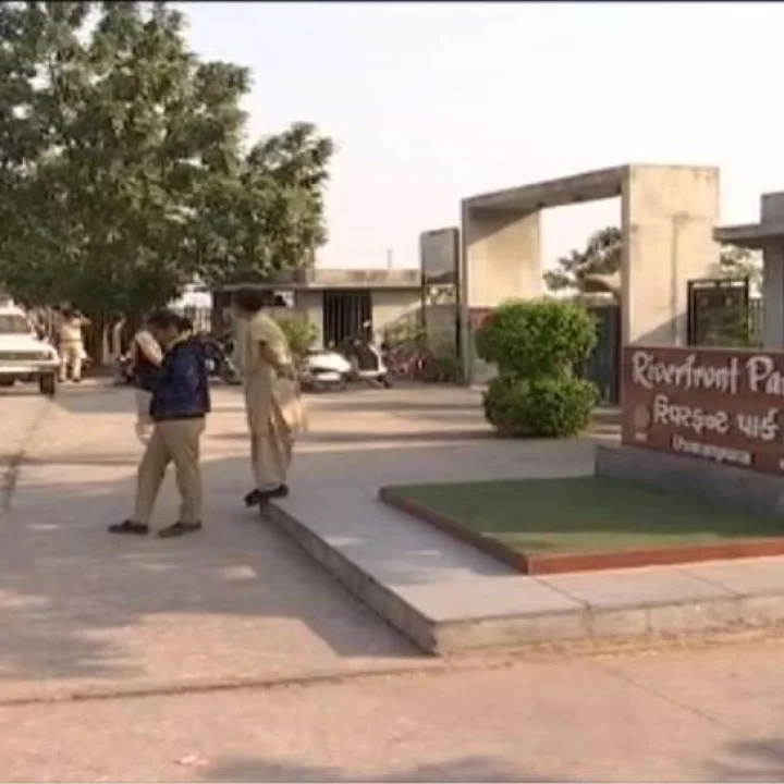 અમદાવાદમાં રિવરફ્રન્ટ પાસે પૂર્વ પ્રેમીએ ચાલુ એક્ટિવાની ચાવી કાઢી લેતા યુવતી અને તેની ફ્રેન્ડ પટકાઈ