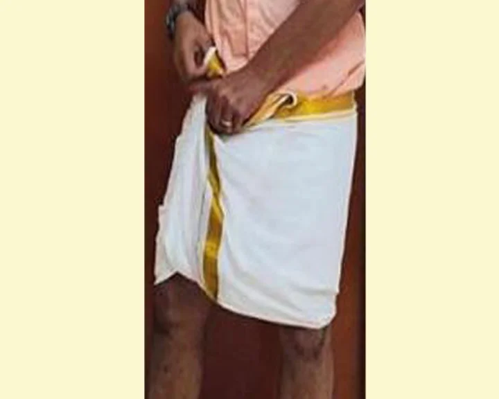 A Hotel staff Denied entry a man to wear Lungi