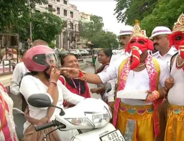 Rajkot police gave laddu to Helmet wearing persons