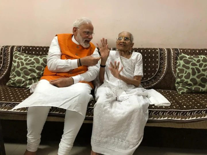 modi with hiraba photos
