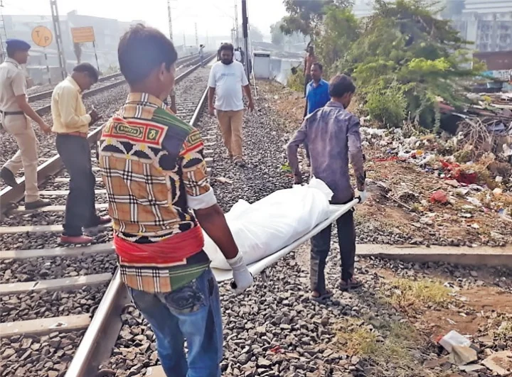 ટ્રેનની આગળ કુદીને આત્મહત્યા