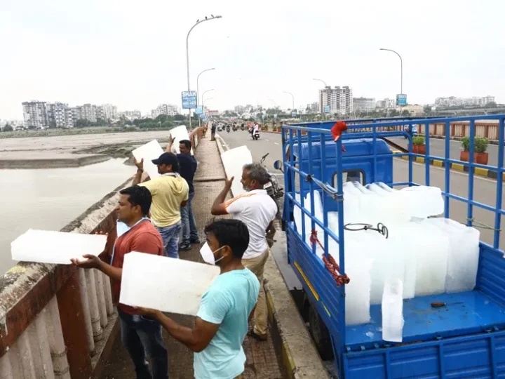 Surat merchant throw 500 kilo ice in river