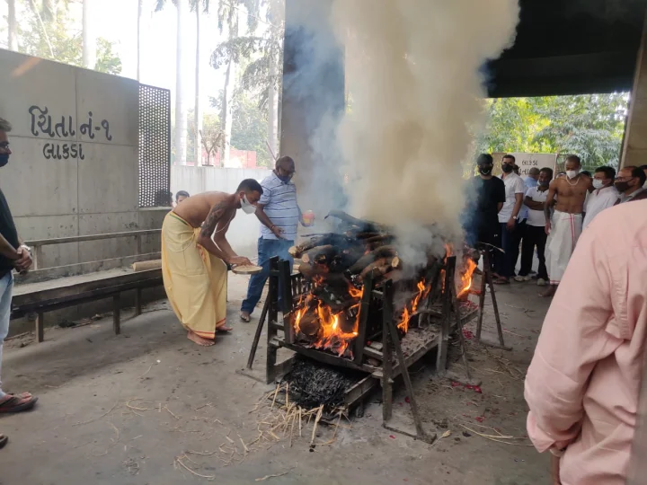 hardik pandya in fathers funeral