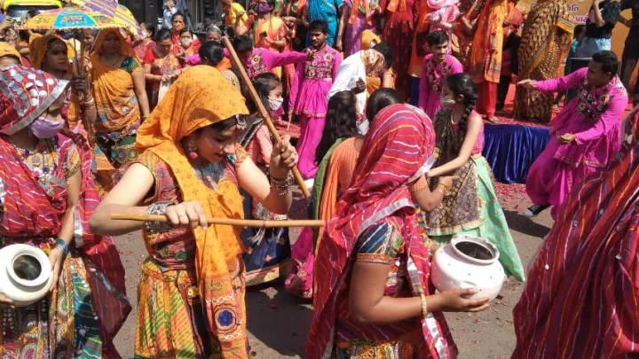Shardiya Navratri 2023: या भागात नवरात्रीमध्ये पुरुषही साडी नेसतात आणि गरबा खेळतात ,200 वर्ष जुनी परंपरा