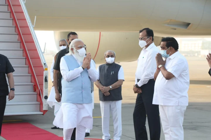 મોદી પહોંચ્યા અમદાવાદ