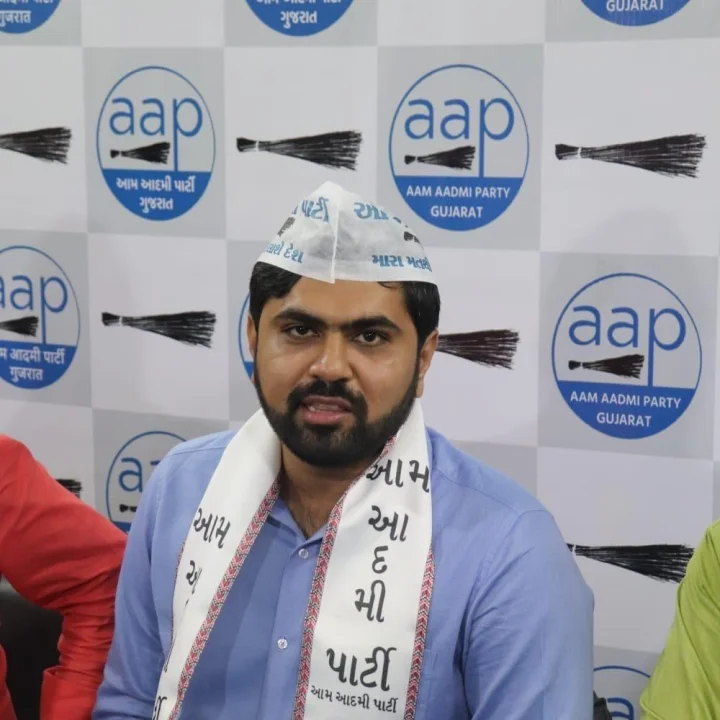 હાર્દિક પટેલ ના ખાસ ગણાતા  નિખીલ સવાણીએ પણ પકડ્યું ઝાડું,  વિધીવત આમ આદમી પાર્ટીમાં જોડાયા