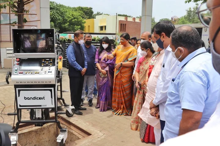robot clean the sewerage