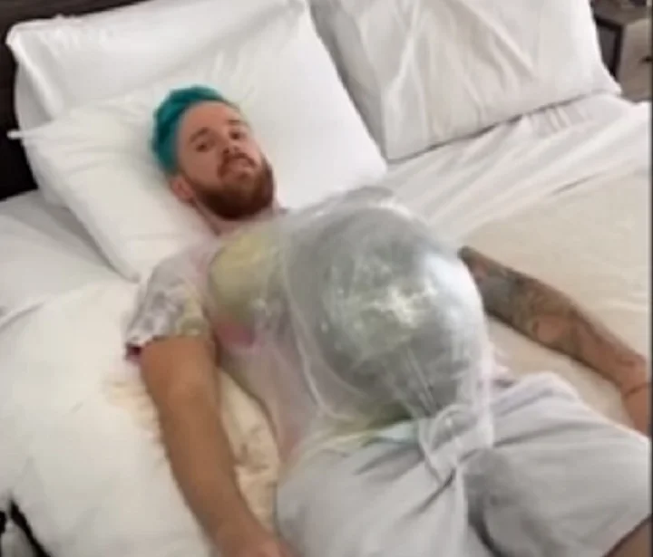 Man tries to look pregnanat