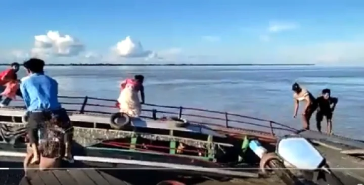 15 boats sank due to strong winds