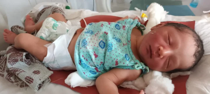 vadodara news- new born baby throw near gutter
