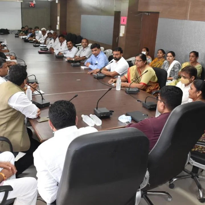 જનહિતના કાર્યોમાં બેદરકારી રાખનાર દંડાશે, રસ્તાના નબળા કામ કરનાર એજન્સી સામે કાર્યવાહી કરો