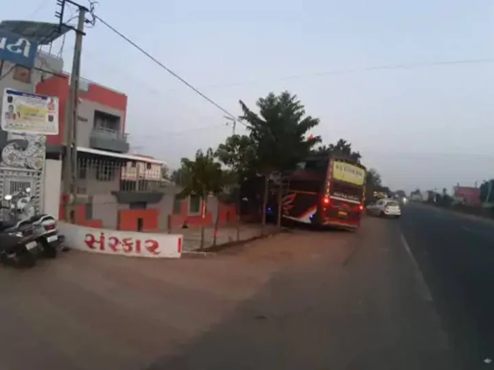 ભરેલી બસ મકાનમાં ઘુસતા અફરાતફરી