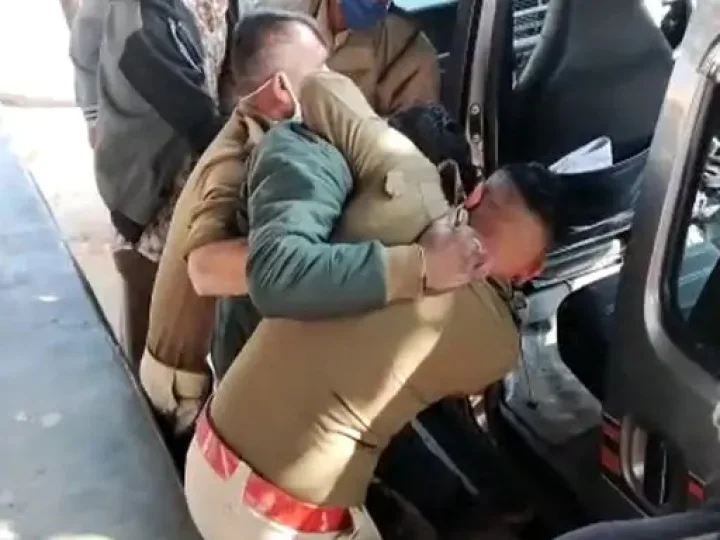 વીરપુરમાં પોલીસે મતદારને ધીબી નાખ્યો