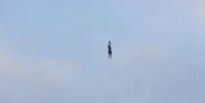 પતંગ સાથે ઉડ્યો યુવાન