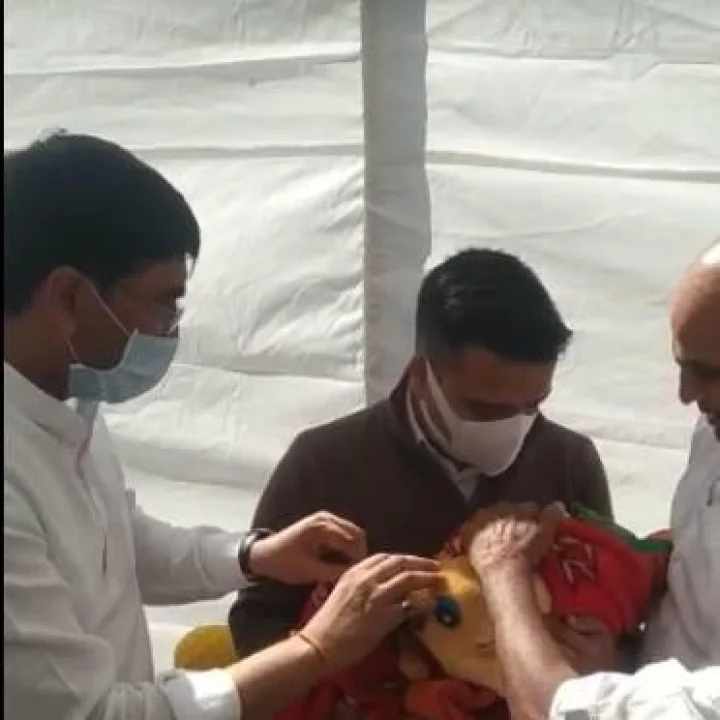 ગૃહરાજ્ય મંત્રી હર્ષ સંઘવીએ 20 દિવસની દીકરીના માથે હાથ મુકીને કહ્યું, કિશનને હું ઝડપથી ન્યાય અપાવીશ