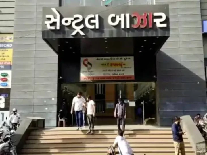 Robbers in Fortunar in front of Varachha Police Station in Surat looted Rs 2 crore from Angadiya firm and fled in an instant