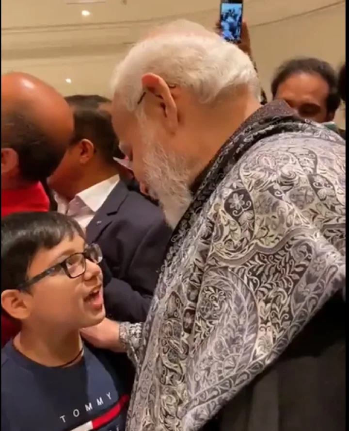 modi with kids
