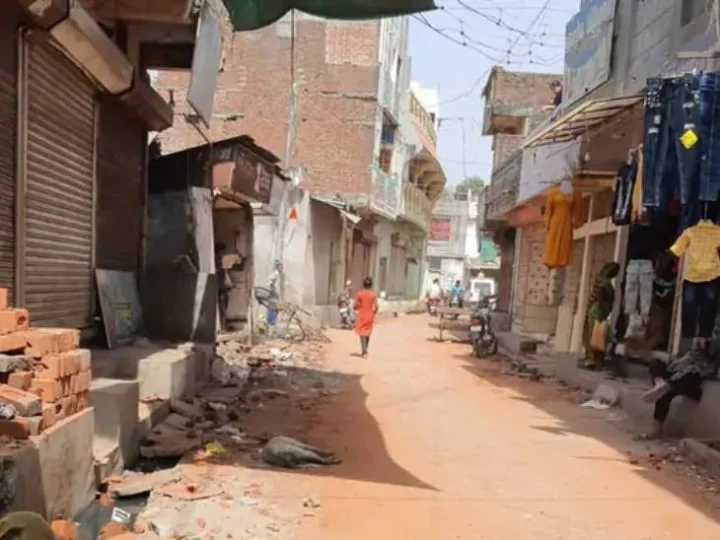 Vandalism of vehicles by throwing stones over the issue of DJ playing in Kalol; Detention of 7 in face to face complaint