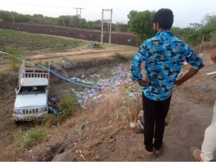 A pickup van overturned on Limbdi-Ranpur road, killing three people including a child on the spot