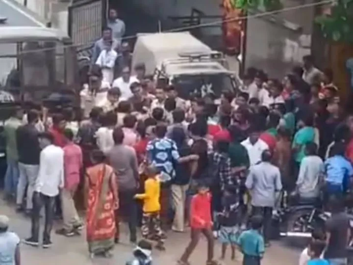 cuffle between AAP workers and BJP workers