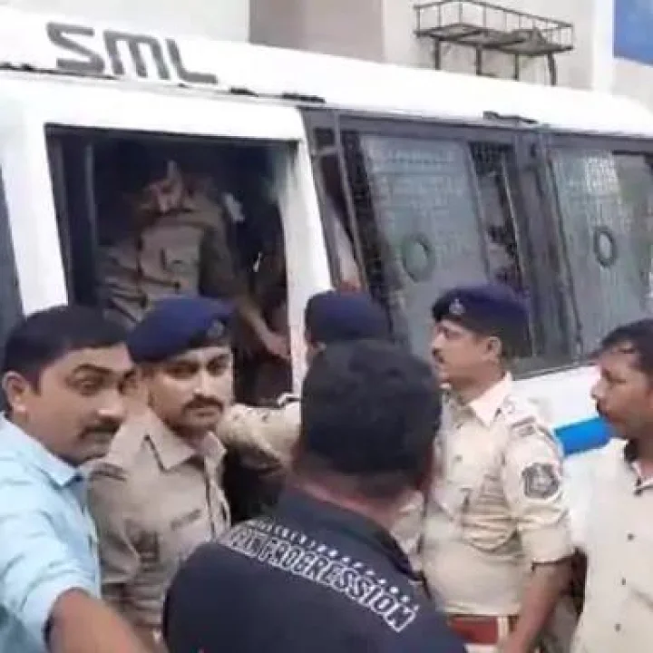 સુરતમાં એડવોકેટ મેહુલ બોઘરાને માર મારનાર TRB હેડને કોર્ટમાં રજૂ કરાતા વકીલોનો હોબાળો