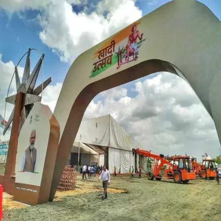 હાલમાં ચાલી રહ્યો છે ખાદી ઉત્સવ, યુવા સમુદાયમાં પોલી વસ્ત્ર અને કોટન ખાદીના જેન્ટ્સ ટી શર્ટનું આગવું આકર્ષણ