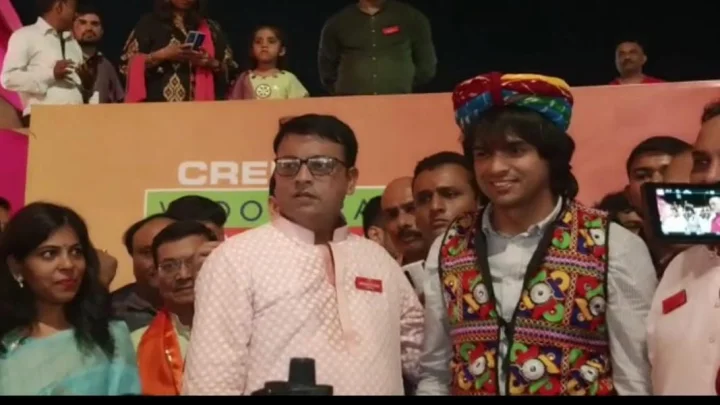 Neeraj Chopra:  गोल्डन बॉयने चाहत्यांसोबत गरबा केला, व्हिडिओ व्हायरल