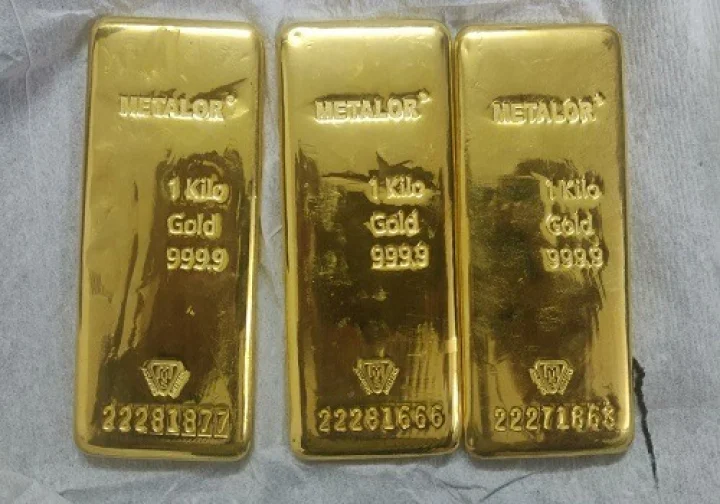 DRI seizes 3 kg gold, 122 carat diamond, branded watches worth Rs.