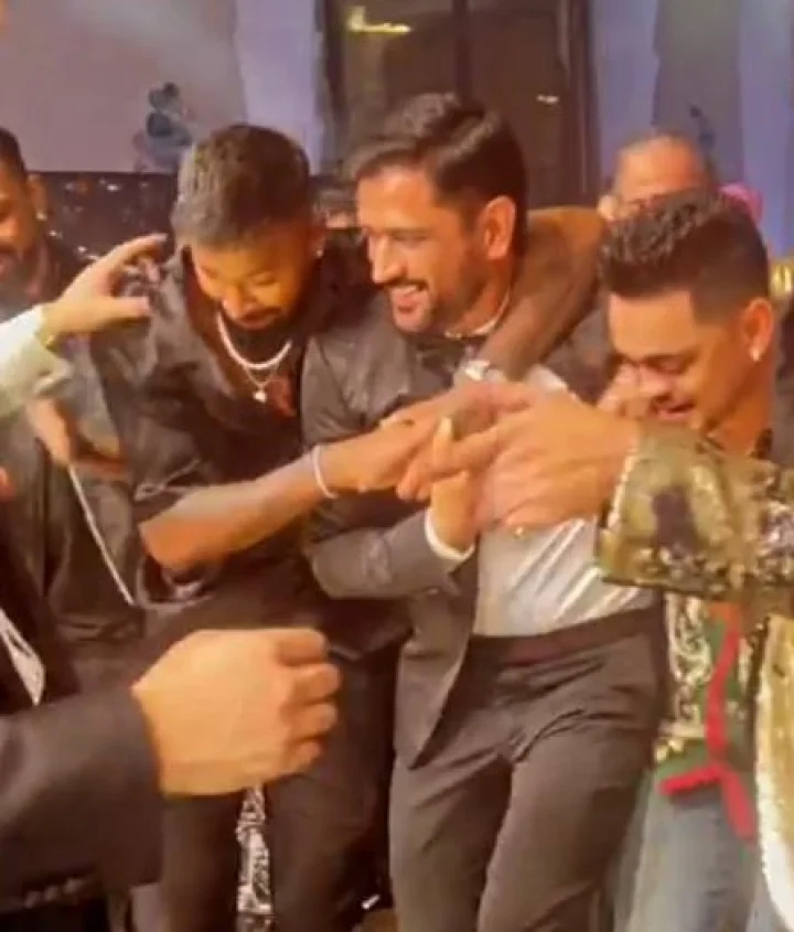 hardik and dhoni