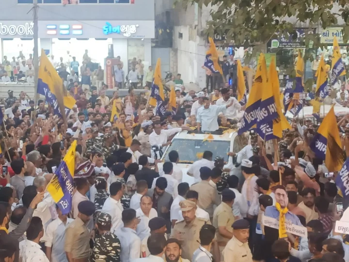Stone pelting at Kejriwal's road show in Surat,