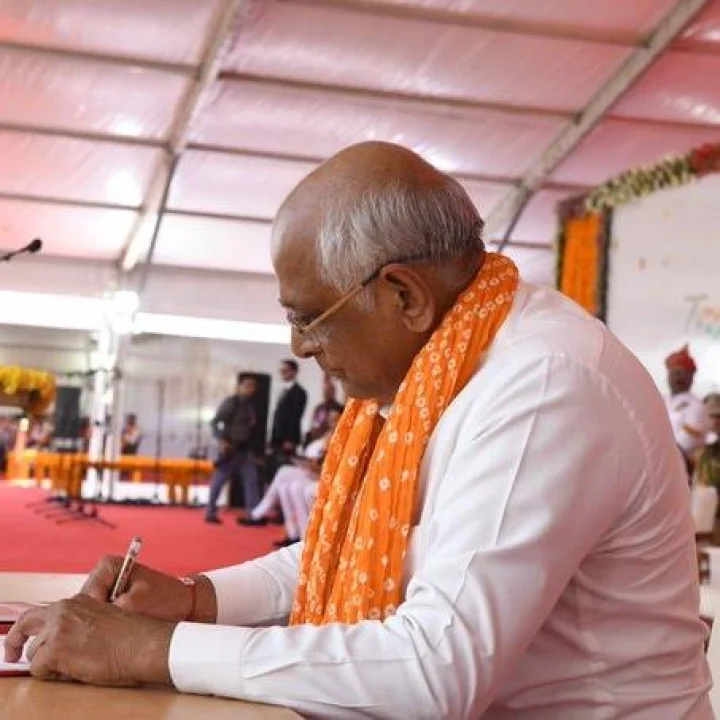 વડોદરામાં પૂરને કારણે થયેલા આર્થિક નુકસાનને પગલે મુખ્યમંત્રીએ સહાયની જાહેરાત કરી