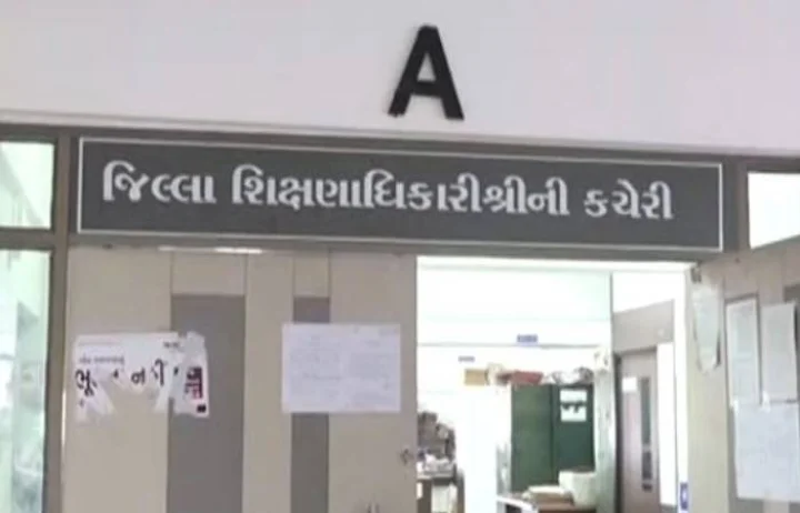extorted 7.48 lakh rupees