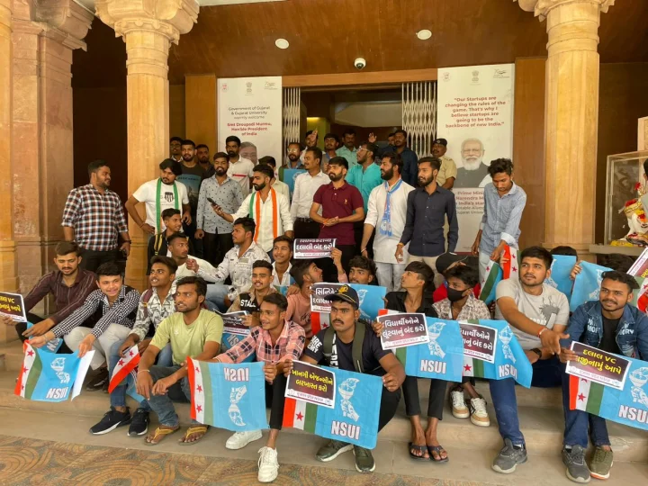 Violent protest of NSUI in Gujarat University, fake notes showered on Chancellor