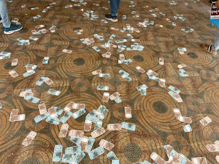 Violent protest of NSUI in Gujarat University, fake notes showered on Chancellor