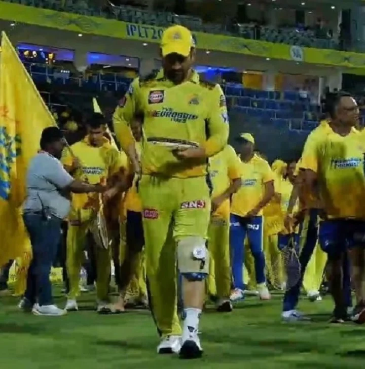 dhoni knee surjary
